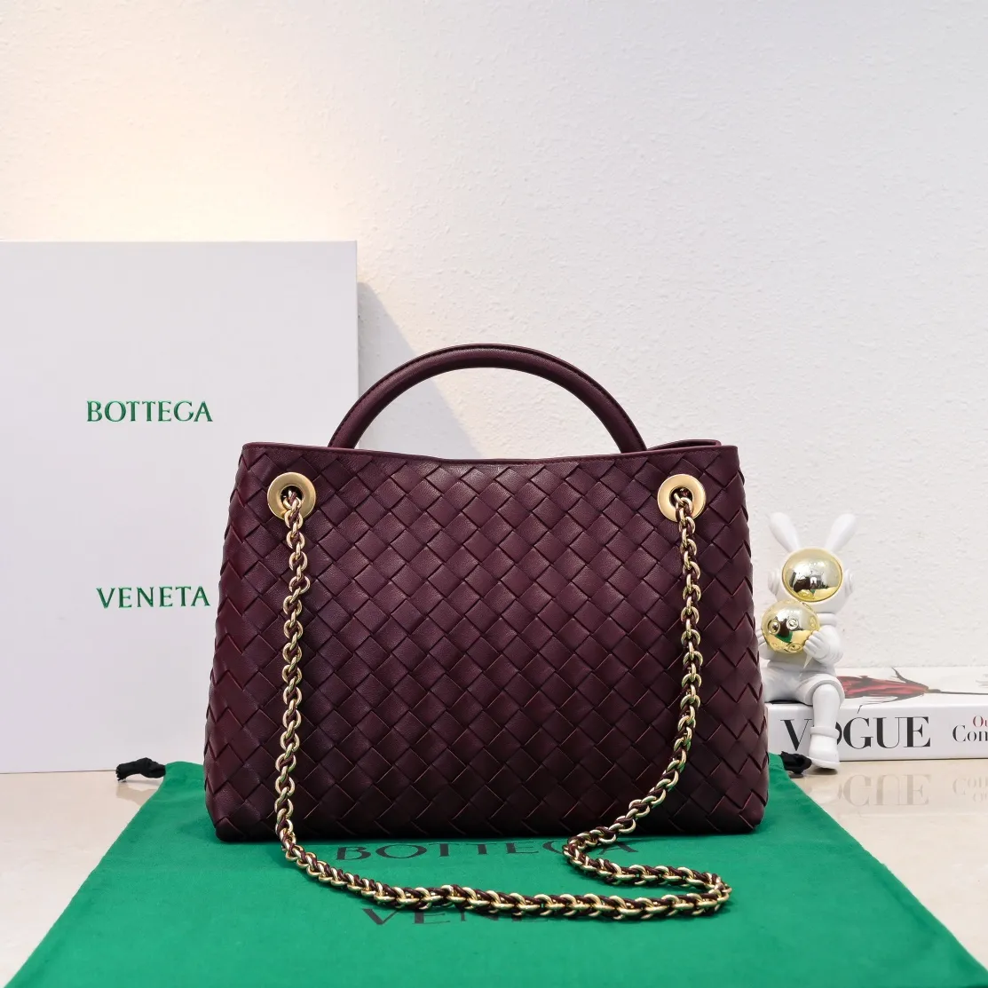 Batch 2460 BOTTEGA VENETA 2024 spring and summer new small ANDIAMO chain bag is also available! 🔥🔥I believe many friends have been waiting for a long time. The metallic chain adds a touch of sophistication to the original softness and elegance of Andiamo. The collision of classic craftsmanship and elegance creates a different kind of beauty. Style number: 6009 Size: 32*24*12cm